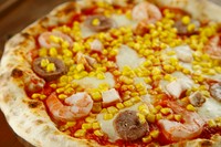 子供から大人まで大好きな味。エビ、コーン、サルシッチャ、ツナ。甘いコーンと香ばしいエビが食欲をそそります。当店オリジナルメニュー