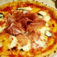 マルゲリータの上に熟成生ハムをトッピングしました。