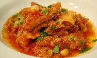 牛の胃袋（トリッパ）を野菜・豆・トマトソースで煮込んだフィレンツェ風トリッパ。
パーネに乗せてお召し上がりください。