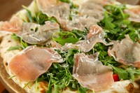 お洒落なサラダ感覚のピッツァ。イタリア野菜は自家製を使うため、季節限定商品となります。