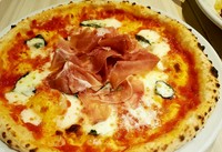マルゲリータの上に熟成生ハムをトッピングしました。