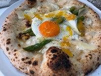 イタリア産の高価なカラスミを使用。リクエストの多い目玉焼きとアスパラガスを焦がしバターソースで。仕上げにカラスミとグラナパダーノを振り掛けます。
サルデーニャ島の名産品を使ったオリジナルメニューです。