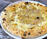 お祭り男宮〇大輔が感動した味を再現。キノコの王様ポルチーニとサルシッチャ。アクセントにゴルゴンゾーラを使った極上ピッツァ。