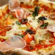 食材を沢山使った豪華なピッツァです。サルシッチャ・生ハム・オリーブ・アーティチョーク・アンチョビ・トマト・胡桃・ナポリサラミ・イタリアンソーセージ・フリアリエッリ等
日により具材が変わることも