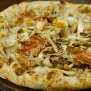 香りを楽しんで頂きたい当店オリジナルＰＩＺＺＡ
ポルチーニ・黒トリュフのソースにしめじ・舞茸・えのき・エリンギ
一気に窯で焼き上げます。きのこの、良い香りを存分にお楽しみ下さい！