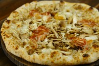 香りを楽しんで頂きたい当店オリジナルPIZZA
ポルチーニ・黒トリュフのソースにしめじ・舞茸・えのき・エリンギ
一気に窯で焼き上げます。きのこの、良い香りを存分にお楽しみ下さい!
