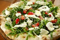 香ばしく焼き上げた素焼きの生地に、自家製イタリア野菜を敷き、新鮮な水牛モッツァレラ、チェリートマトを乗せ、塩、胡椒、エキストラ・ヴァージンオイルを振り掛け、サラダ感覚でお召し上がり頂きます。