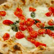 燻製モッツァレラと３種の味の異なるトマトとバジリコ。ビアンカ仕立て。シンプルですが、玄人向けに作ったピッツァです。相性の良さをお試しあれ。