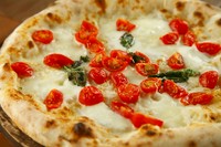 水牛モッツァレッラ、チェリートマト、バジリコを使ったビアンカタイプ。ソースを使わない分、生地と水牛モッツァレッラの旨さがストレートに味わえます。ブーファリーナと違いを食べ比べてもらいたくて作った一品。