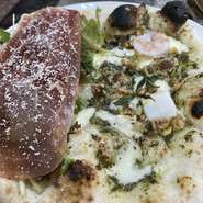 ジェノベーゼとプロシュートのハーフ＆ハーフ