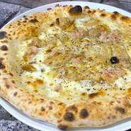 キノコの王様ポルチーニとサルシッチャソーセージ
アクセントにゴルゴンゾーラを使った極上ピッツァ