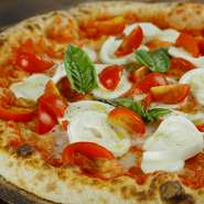 カンパーニア州から空輸で入荷する水牛モッツァレラチーズを使用したピッツァです。契約農家の甘味の強いトマトと鮮度の良いチーズならではのミルクの香りと甘み、旨味を強く感じられるものに仕上がっています。