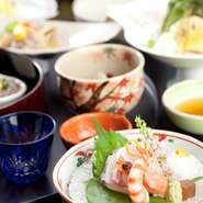 明石の季節を楽しめるお手軽お会席。
※土、日、祝日は8800円（税込）となります。