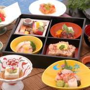 明石名物「蛸飯」がはいりました季節のお弁当を中心に、造りや天麩羅などは別盛りでお出しいたします。
※土、日、祝日は7150円（税込）となります。