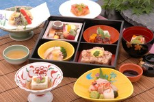 明石名物「蛸飯」をはじめとする旬の食材をもちいた季節お弁当。
お造り、天婦羅等が別皿でのご提供