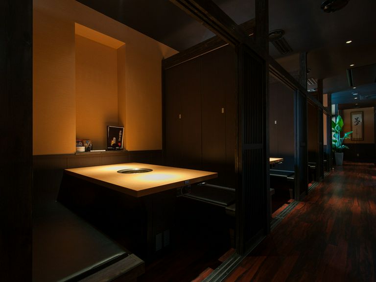 こげ茶を基調とした高級感のある店内は接待にもぴったり