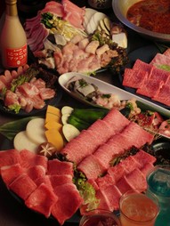 お肉、鍋、飲み放題90分がついたお得な『迎賓館欲張りプラン』