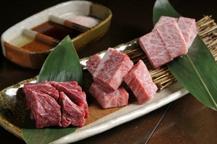 材料にこだわった秘伝の自家製タレでどうぞ