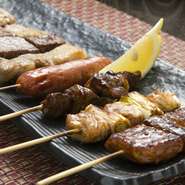 一皿で鶏だけでなく牛肉・豚肉の串焼きが楽しめます。味付けは、肉の旨みが一番引き出せる味付けです。