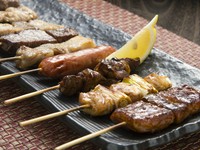 牛・豚・鶏肉の串焼きすべてが味わえる『串焼き盛り合わせ』