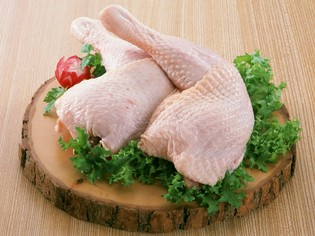 国産にこだわった新鮮な鶏肉と、季節感を感じさせる旬の野菜