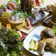 静岡は海の幸、山の幸の両方が贅沢に味わえます。【凜や】が力を入れる「三河鶏」「静岡麦豚」「五百万年前の塩」等の食材。シンプルに、食材本来のおいしさを追求した料理でお客様を楽しませてくれるお店です。