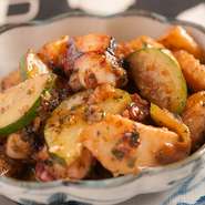 料理人がその日の朝に市場で仕入れた旬素材を使用しています。フレンチを中心に、イタリアンなど幅広い欧風料理を堪能。味噌などの和の食材も取り入れるなど、オリジナリティーが光ります。