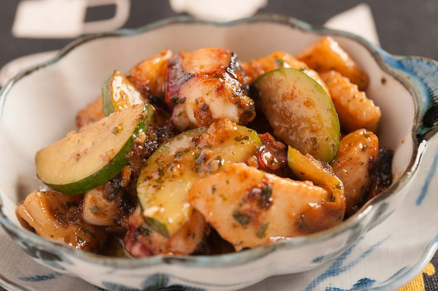 旬の魚介を香り高く仕上げた『魚介の香草バター焼き』