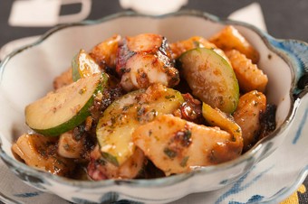 旬の魚介を香り高く仕上げた『魚介の香草バター焼き』