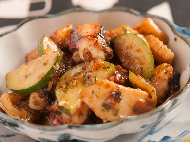 旬の魚介を香り高く仕上げた『魚介の香草バター焼き』