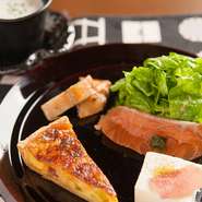 パスタのソースに味噌を使うなど、和素材を取り入れています。デザートにあずき、ほうじ茶といった素材も。