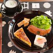 旬の新鮮野菜選びには、とくにこだわっています。地のものを中心に、地元の市場に毎朝出かけ、一つひとつ吟味した食材を自分で仕入れているから、料理への愛情もひとしおです。