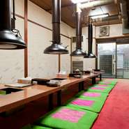 落ち着いた雰囲気でのお食事を楽しみたいなら、2階の4タイプの個室がおすすめ。個室は換気の点で不利といわれますが、いずれの部屋も強力な排気煙突を完備。煙が気になる方もこちらの部屋をどうぞ。