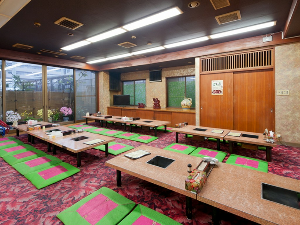 賑やかな雰囲気を楽しみたい方は、広々とした1階のお座敷へ