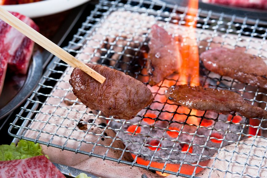美味しさが違うから、お肉は全席七輪による炭火で焼いています