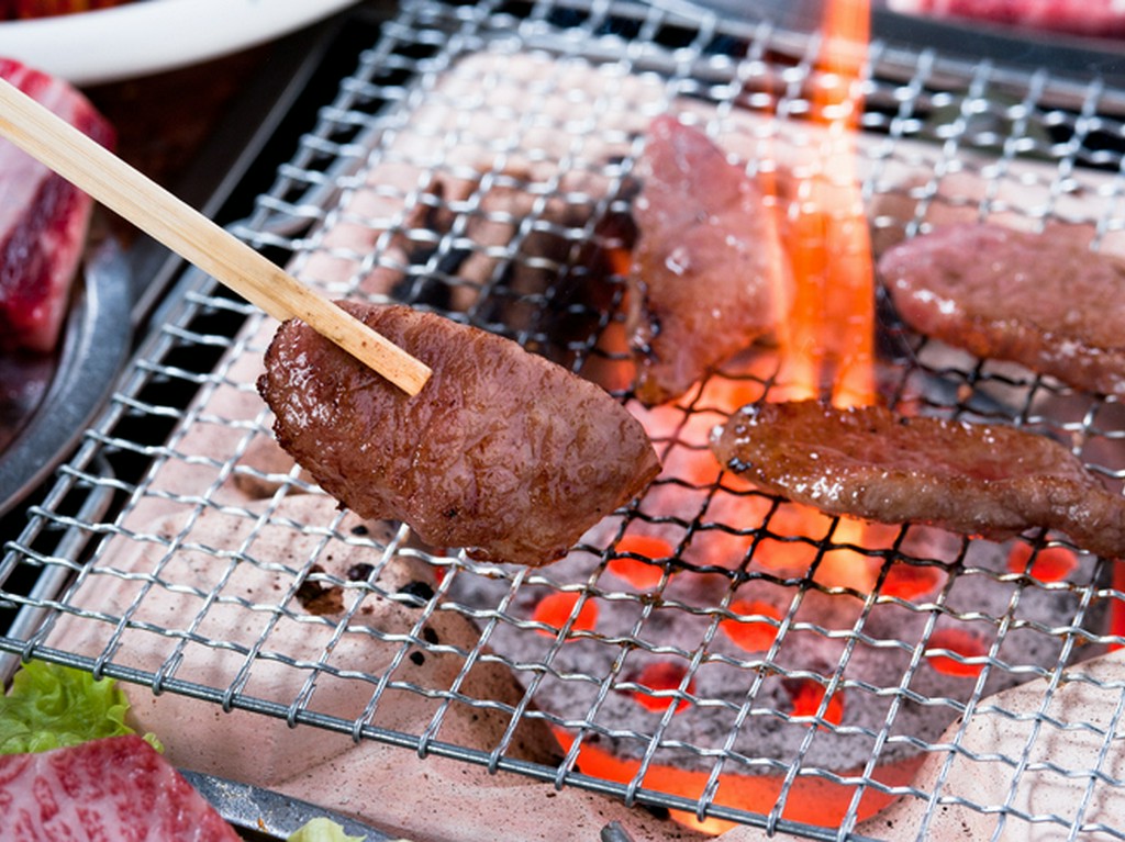 美味しさが違うから、お肉は全席七輪による炭火で焼いています