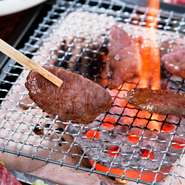 焼肉店ではガスのロースターを使うのが一般的。でも、この店では昔から七輪を使って炭火で焼いています。やはり、遠赤外線効果のある炭火焼きは火の通り方も絶妙。肉の美味しさがひと味違います。