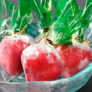苺を凍らせただけではありません。苺をくり抜いて、その中身に練乳と合わせた苺のアイスが詰まっています。アイスを使うフルーツデザートの専門店、アンジェ・ド・バージェ社から取り寄せた珠玉のデザートです。