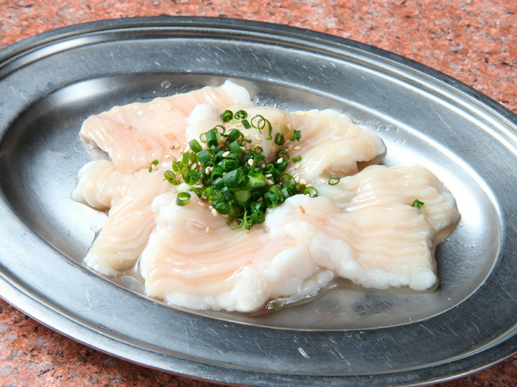 炭火でシマチョウ（大腸）の旨さがさらに引き立つ『牛ホルモン』