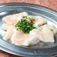 『牛ホルモン』の真骨頂はシマチョウにあり。網に乗せ、炭火に落ちた脂の香りが食欲をそそります。