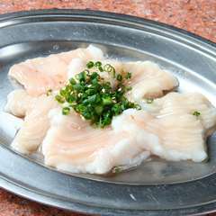 炭火でシマチョウ（大腸）の旨さがさらに引き立つ『牛ホルモン』