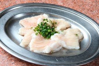 炭火でシマチョウ（大腸）の旨さがさらに引き立つ『牛ホルモン』