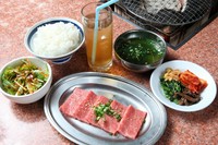 和牛カルビ、韓国風サラダ、キムチ・ナムルの盛合せ、スープ、ご飯、飲物
