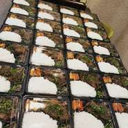 ・黒毛和牛カルビ弁当　1700円
・黒毛和牛ロース弁当　1700円 
・黒毛和牛上カルビ弁当2500円
・黒毛和牛上ロース弁当2500円
・牛ハラミ弁当　　　　2200円
・牛タン塩弁当　　　　1900円
・ビビンバ丼　700円