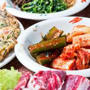 白菜キムチ、オイキムチ、カクテキやゼンマイ、モヤシなどのナムルは自家製。焼肉料理には欠かせません。