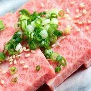 肉質の優れたA5ランクを、部位単位でこまめにブロック買いしています。ですから常に新鮮。長年の経験で培った仕入れの目利きにも自信があります。品質は絶対に落とせないという老舗の焼肉店のプライドがあります。