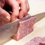 親の代から、お肉はブロックを手で触れて確かめながら、手に持った包丁で切り出すのが当たり前でした。鮮度はもちろん、スジの方向やサシの状態も一番美味しいところを確かめてお出ししています。
