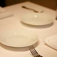 店で扱う食器はイタリアの老舗ブランド「リチャード・ジノリ」の陶磁器を採用。ジノリの代表作である「ベッキオホワイト」の皿など、シンプルで飽きの来ない皿が、温かみのある料理を引き立てます。