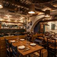 温かみのあるウッドテーブルやイス、随所にレイアウトした写真や小物など、サルデーニャそのままの気取らない雰囲気を醸し出す店内。渋谷の雑踏を感じさせない穏やかな空気感も魅力です。