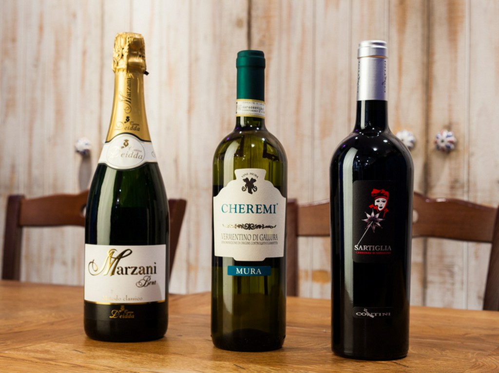 リストにはサルデーニャ島内のワインを地区別に表示